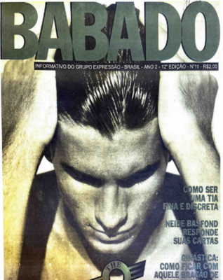 Na capa da 11ª edição do Babado, publicada em 1997, um homem branco passa as mãos em seus cabelos molhados enquanto olha para baixo. Além disso, a página estampa manchetes, o número do exemplar e o nome do jornal, este em letras maiúsculas verdes no topo da imagem.