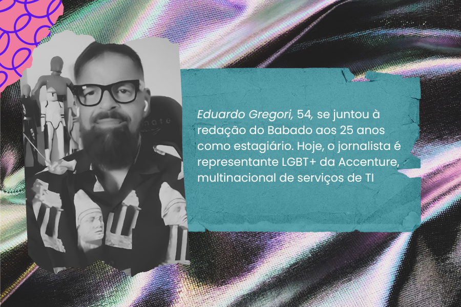 Na imagem vê-se Eduardo Gregori, ex-estiagiário e editor-chefe do Babado, em uma captura de tela de uma entrevista concedida à reportagem. Nela, um homem branco de cabelos curtos e grisalhos sorri. Ele usa fones sem fio brancos, um óculos preto de armação grossa e uma camisa escura estampada com estátuas. Ao fundo, há uma prateleira com figuras do filme Star Wars.