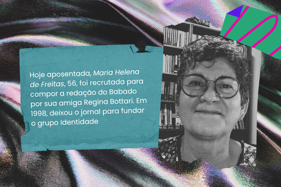 Na imagem vê-se Maria Helena de Freitas, ex-colunista do Babado. Com cabelos curtos grisalhos caindo sobre a testa e um óculos redondo, ela sorri. Atrás de Lena há uma estante repleta de livros.