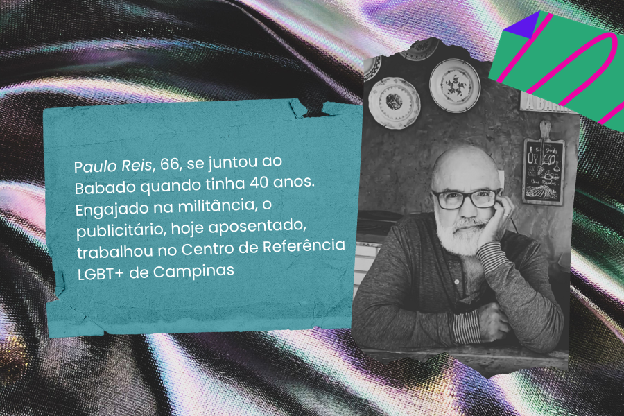 Na imagem vê-se Paulo Reis, ex-colunista do Babado. Ele senta-se a uma mesa de madeira, apoiando seu rosto em uma de suas mãos. Com barbas brancas, ele usa um par de óculos e uma blusa de manga comprida.