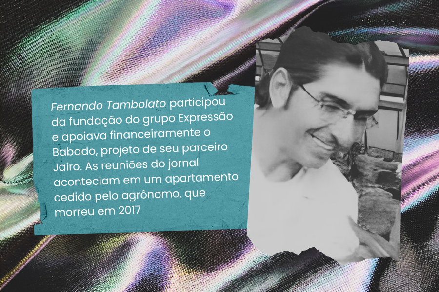 Na imagem vê-se Fernando Tambolado, cofundador do Expressão e do Babado. É um homem branco com cabelos longos pretos presos em um rabo de cavalo baixo. Vestindo uma blusa branca e óculos retangulares, ele está de perfil sorrindo.