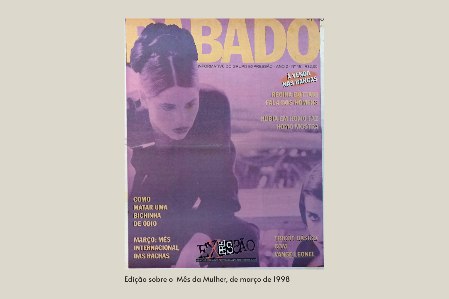 Nesta imagem é possível ver a capa da edição do Dia da Mulher do Babado, publicada em março de 1998. Com um filtro rosa cobrindo-a por inteiro, vê-se uma mulher branca de batom vermelho e com um coque sentada de pernas abertas segurando um cigarro. No restante da capa, há manchetes amarelas em contraste e o logotipo do Babado em letras garrafais, também em amarelo, sobreposto pela mulher ao topo da imagem.